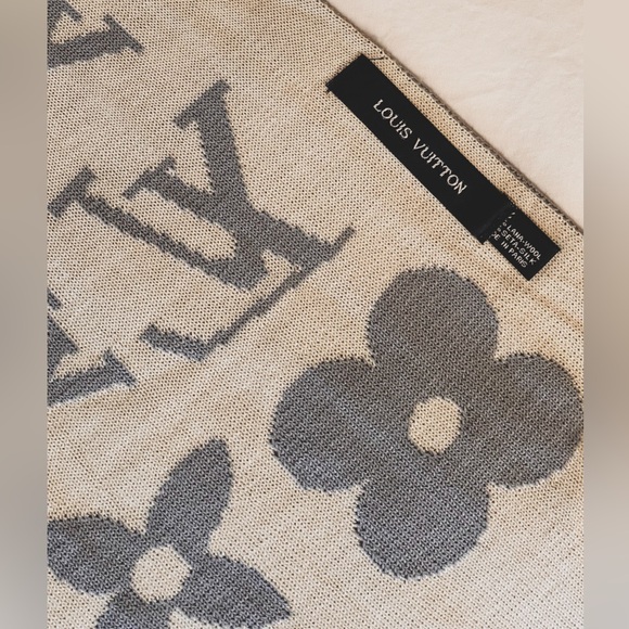 Louis Vuitton Reversible Monogram Scarf - Picture 2 of 3